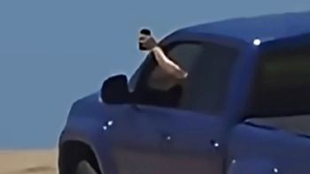 Conducía y grababa a su hijo y su mujer que andaban en cuatriciclo en los médanos de Pinamar. Conducía y grababa a su hijo y su mujer que andaban en cuatriciclo en los médanos de Pinamar.