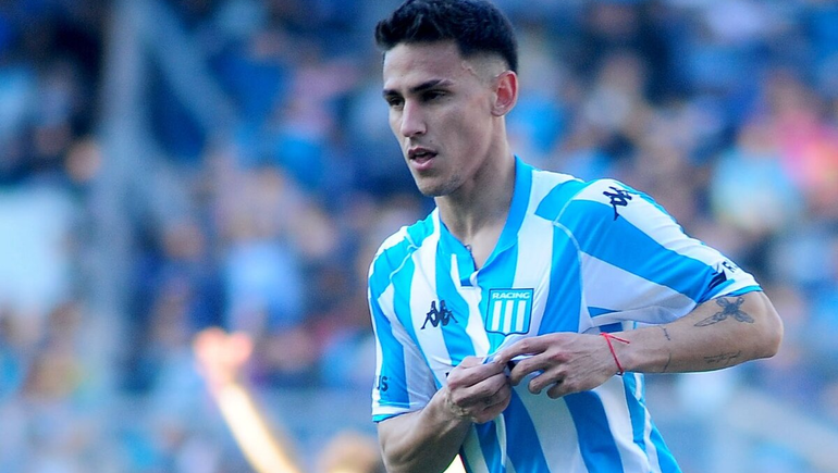 Matías Rojas se besó más de una vez el escudo de Racing.  Matías Rojas se besó más de una vez el escudo de Racing.