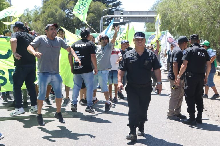 Paro del 24: tensión entre Gendarmería y Uocra en los puentes