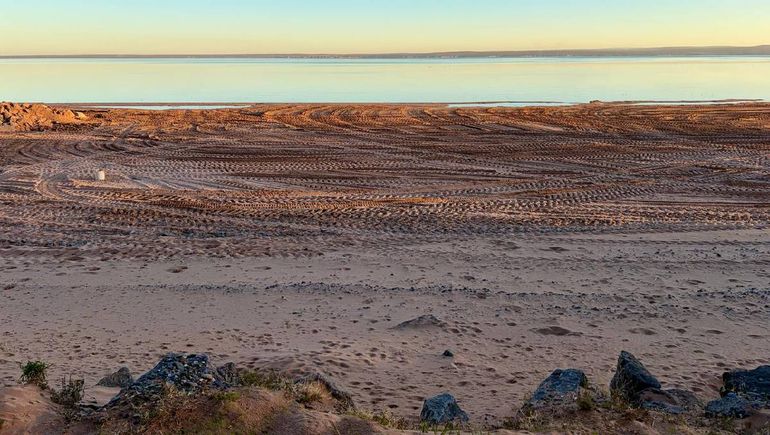 Fuerte bajante en los caudales de Mari Menuco y Bareales por la sequía del río Neuquén.