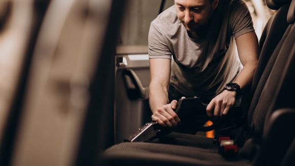 Aspirar el tapizado del auto es fundamental para mantener la higiene del habitáculo. Foto: Freepik.