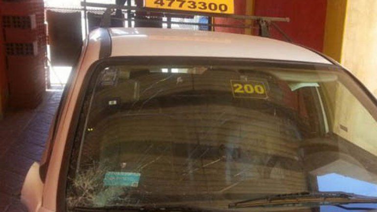 El taxi tiene la marca de uno de los golpes en el parabrisas.