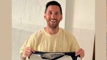 foto para recuerdo: la imagen de messi con una camiseta del ascenso que recorrio el mundo foto para recuerdo: la imagen de messi con una camiseta del ascenso que recorrio el mundo
