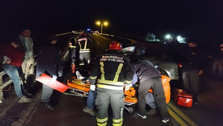 Una mujer se durmió manejando en la Ruta 40 y chocó sobre el puente Curruhue.