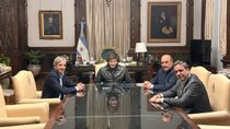El presidente Javier Milei junto a Caputo, Francos y el flamante ministro del Interior