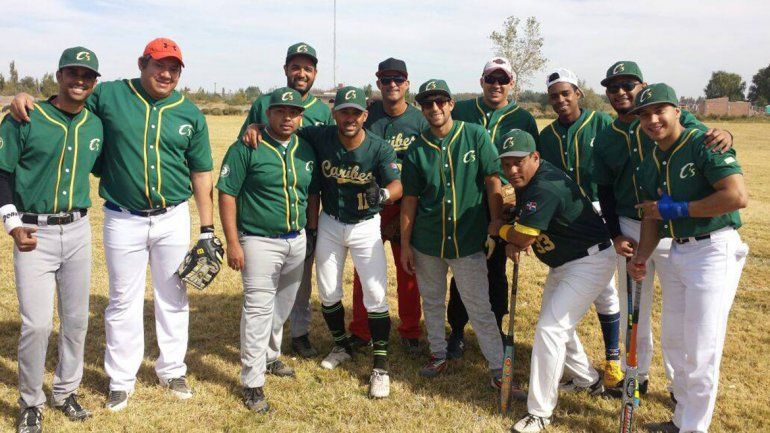 Caribes, el equipo local de sóftbol lleno de foráneos