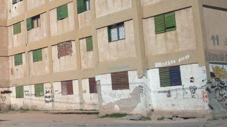 Le dieron cuatro tiros en las piernas y no denunció