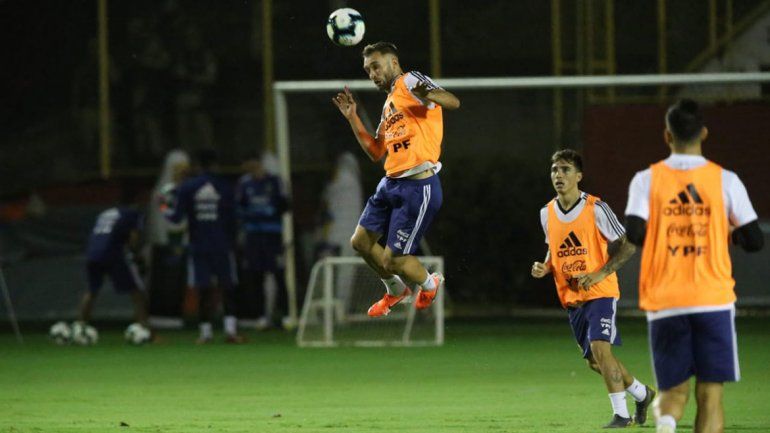El equipo de Scaloni se entrenó bajo la lluvia