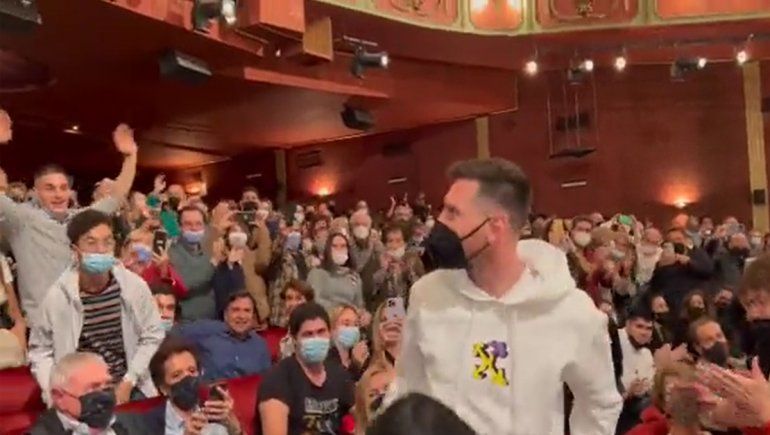 Messi cosecha aplausos hasta en el teatro en Argentina
