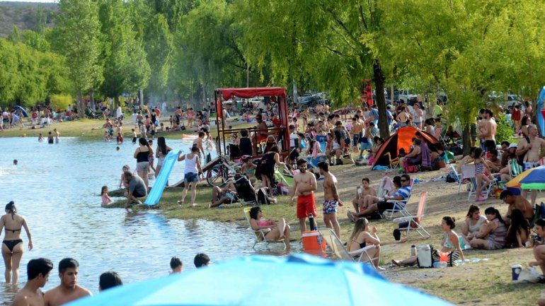 Los neuquinos disfrutaron del calor en los balnearios de la capital