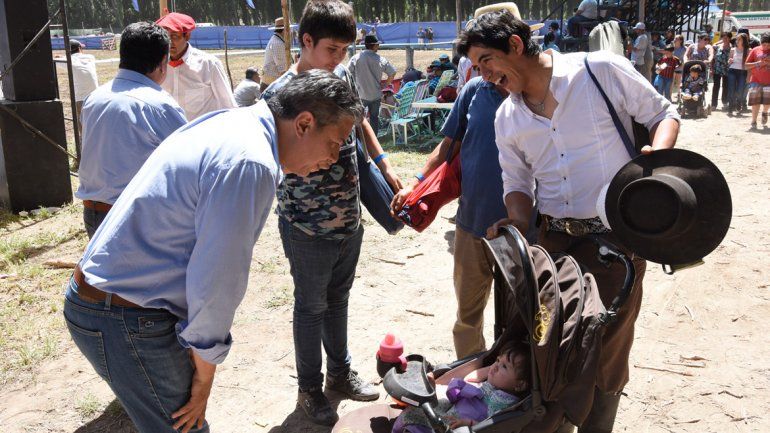La agrupación Banda XXI le puso ritmo de cuarteto a la noche inaugural de la Fiesta del Chivito. El vicegobernador Rolando Figueroa destacó el marco.