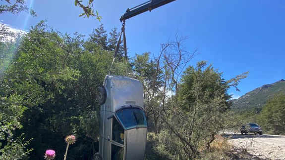 Perdió el control del auto y terminó cayendo por un barranco