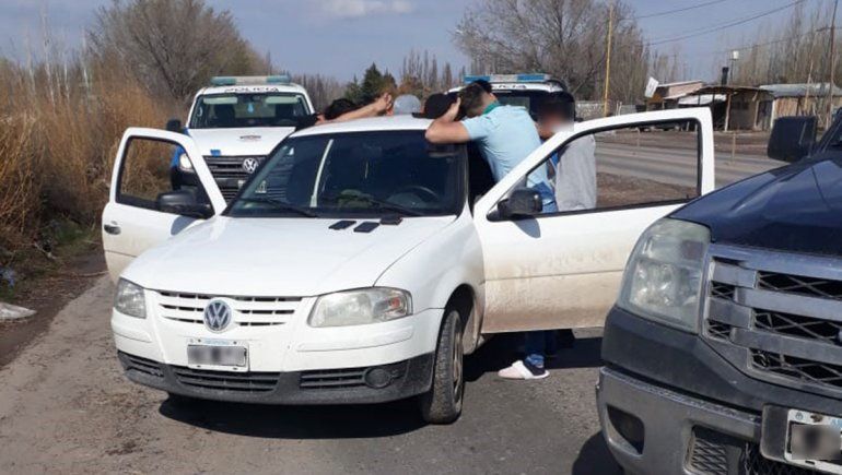 Encontró a tres chicos robando en su casa, los persiguió y los atrapó en la ruta