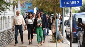 Olga Norambuena llegando a la oficina del Correo Argentino en Trelew junto a sus abogados.&nbsp;&nbsp;