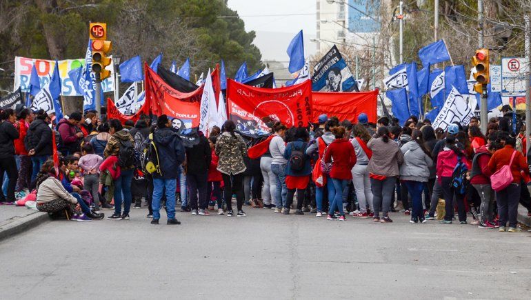 El monumento a San Martín copado por una olla popular