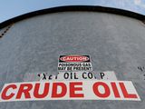FOTO DE ARCHIVO: Un adhesivo en el que se lee Petróleo Crudo en inglés en un tanque de almacenamiento en la Cuenca Pérmica en Mentone, estado de Texas, Estados Unidos, el 22 de noviembre de 2019.