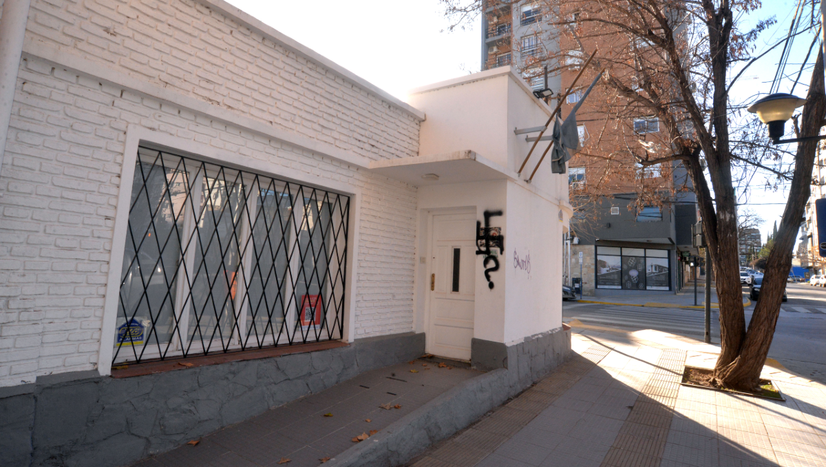 Vandalizaron con símbolos nazis la Casa Museo Gregorio Álvarez