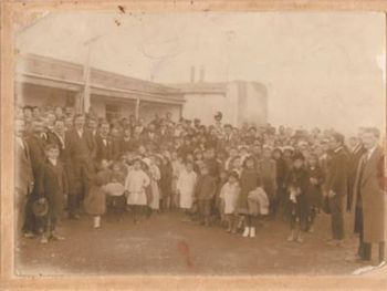 Colonia Rusa en el Alto Valle. Primera inauguración de la Escuela nº 31 en la casa de Isaac Locev. (Foto: Agradecimiento a Laura Riskin)