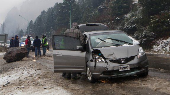 El airbag salvó a la pareja que pasaba frente a un supermercado local.