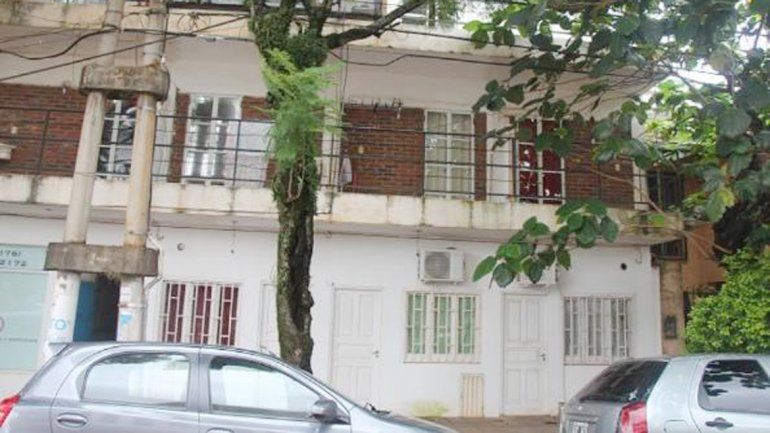 Por este balcón se trepó el agresor para abusar de una joven.