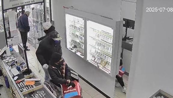 En menos de un minuto, los ladrones en silla de ruedas y disfrazados de cadetes, se llevaron casi 2 millones de pesos.