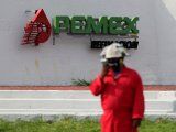 FOTO DE ARCHIVO. El logo de la petrolera estatal mexicana Pemex aparece durante una protesta contra la propuesta de un senador de cerrar la refinería de Cadereyta como medida para reducir los niveles