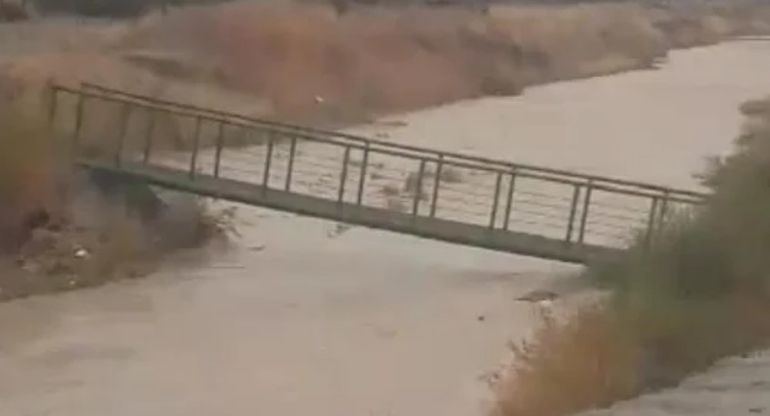 Mayo: la anterior caída del puente en el barrio La Cantera, de Comodoro Rivadavia. Mayo: la anterior caída del puente en el barrio La Cantera, de Comodoro Rivadavia.