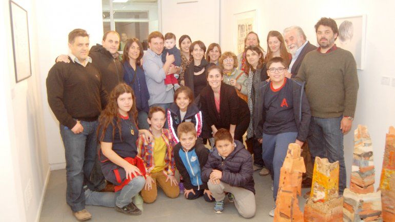 Familiares y amigos de Gabriela Erazun estuvieron presentes en la muestra y en el reconocimiento a la artista.