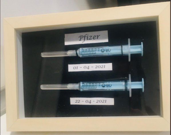 Covid-19: una mujer enmarcó las jeringas con las que la vacunaron
