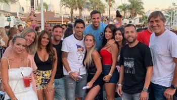 el video viral de la caricia de messi a antonella en la cola el video viral de la caricia de messi a antonella en la cola