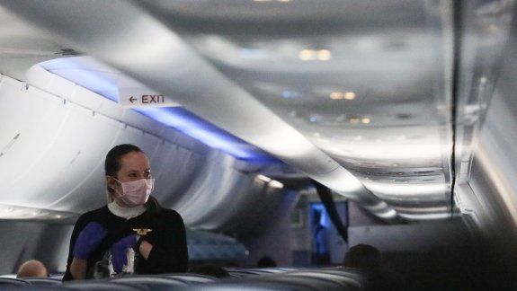 Una mujer es expulsada de un avi&oacute;n por no usar barbijo (Imagen ilustrativa).