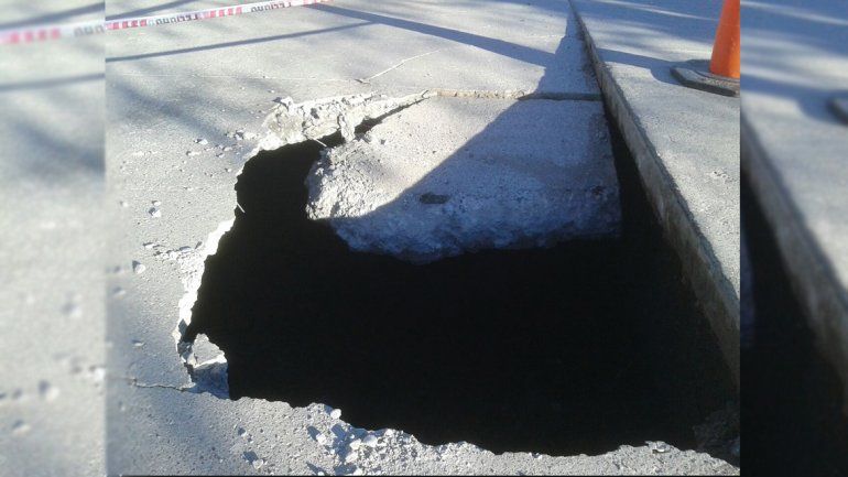 Un cráter complica el tránsito en la calle Lanín