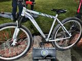 La bici que se quiso robar y el ladrón atrapado en el piso. 
