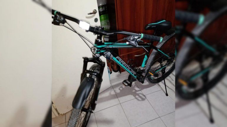Fue a la comisaría y devolvió la bicicleta que robó su hijo