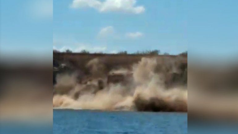 Video: impresionante derrumbe en las orillas del Mari Menuco