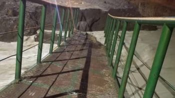 Así quedó el puente peatonal del barrio La Cantera, de Comodoro Rivadavia. Así quedó el puente peatonal del barrio La Cantera, de Comodoro Rivadavia.