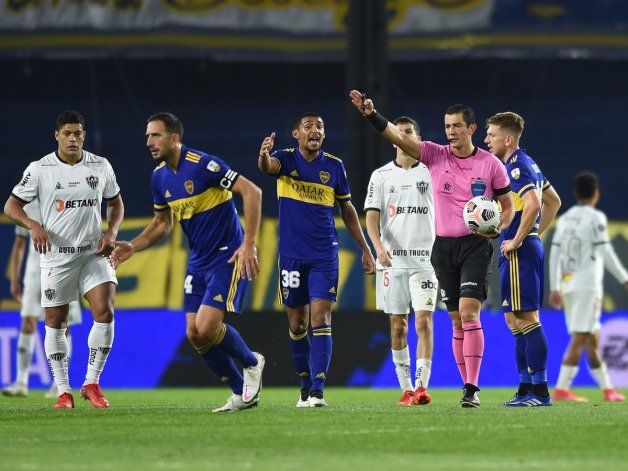 Conmebol pasó la escoba: ¿Qué sanción recibió el árbitro que perjudicó a Boca?