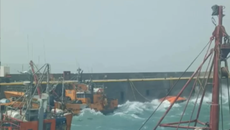 Santa Cruz: cerca del mediodía de este lunes de vientos extremos se reportó el hundimiento de tres barcos en el puerto de Caleta Olivia. Santa Cruz: cerca del mediodía de este lunes de vientos extremos se reportó el hundimiento de tres barcos en el puerto de Caleta Olivia.