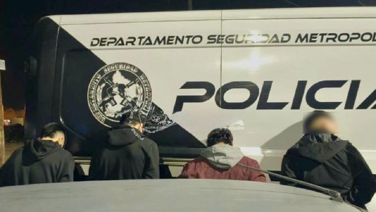 LA policía detuvo a cuatro personas mayores que iban en el auto y restituyó a un menor con su madre. LA policía detuvo a cuatro personas mayores que iban en el auto y restituyó a un menor con su madre.