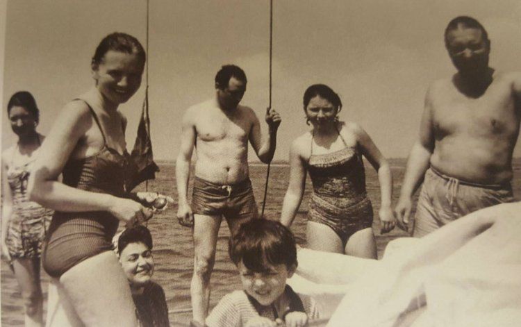 Luca Prodan y su familia. El vínculo con sus padres fue muy conflictivo.