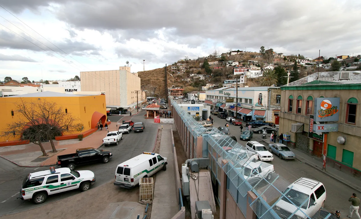 La frontera entre (izquierda) Nogales, Arizona (EEUU) y Nogales, Sonora (México). La frontera entre (izquierda) Nogales, Arizona (EEUU) y Nogales, Sonora (México).