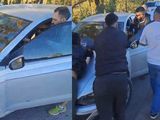 El Polo embistió a un Fiat Uno que iba adelante. Su conductor reaccionó violentamente y escapó. Los damnificados dicen que estaba borracho. 