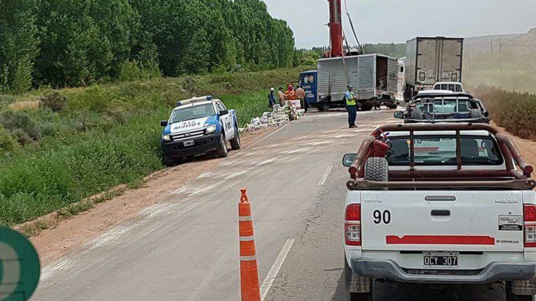 Un camión pinchó una goma y desparramó la pintura en la Ruta 7