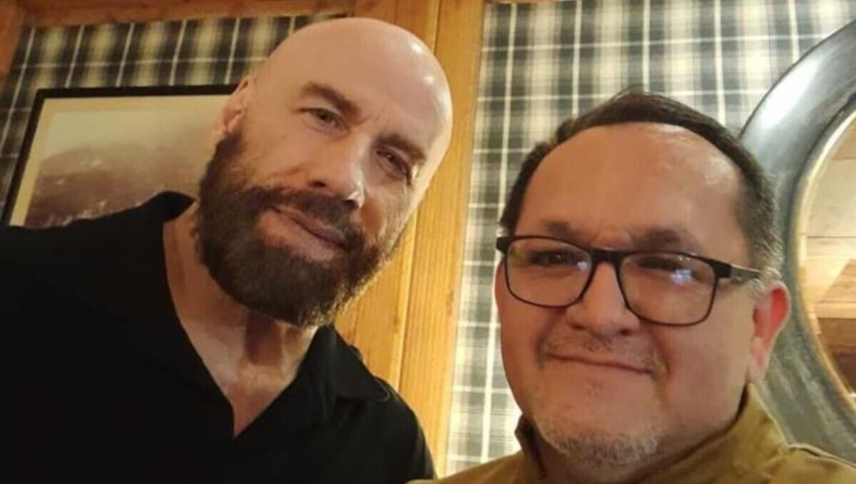 John Travolta junto a uno de los empleados del hotel de Bariloche donde se alojó.