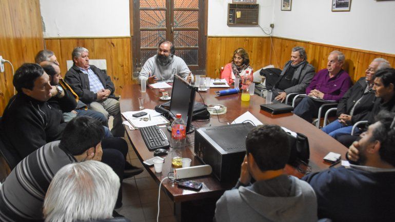 La sede de la calle José Rosa tuvo una noche agitada. Los dirigentes se mueven buscándole entrenador al Rojo.