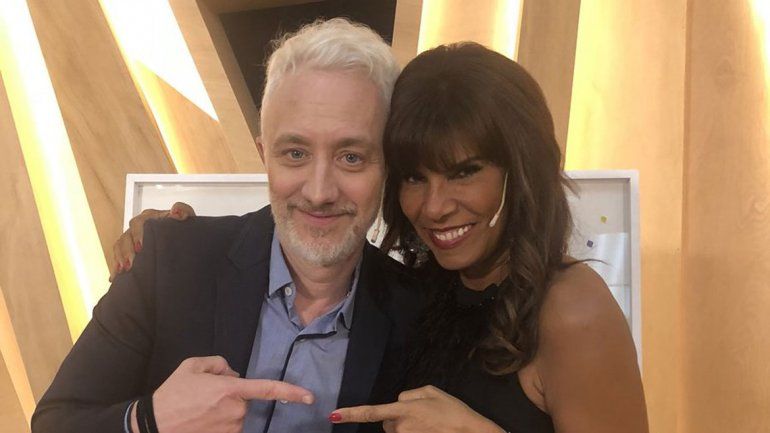 El conductor y la ex modelo se abrazaron para sellar su reconciliación.