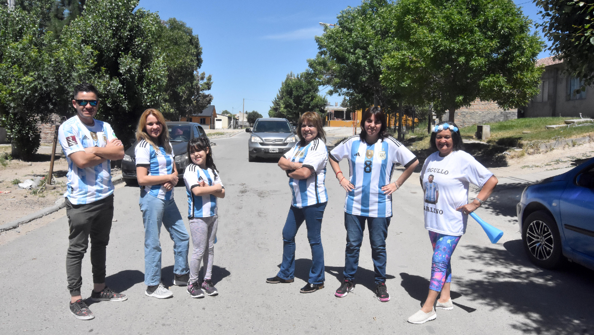 Walter, Jessica, Brisa, Sara, Fabiana y Edy. Los hermanos, la sobrina, la mamá y la vecina del Huevo en la tarde zapalina.