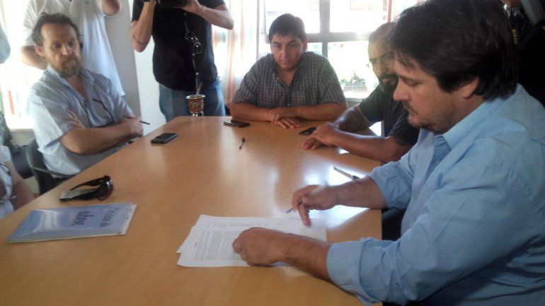 Gobierno y CTA firmaron el acuerdo por el bono de 3500 pesos