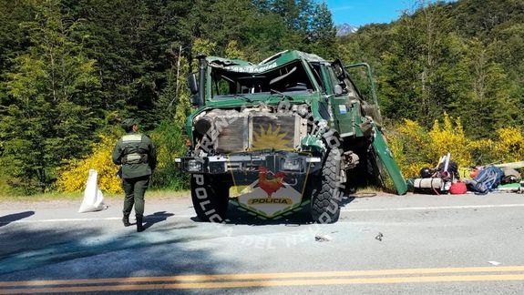 Volcó un camión de Gendarmería en Ruta 40 y hay seis heridos