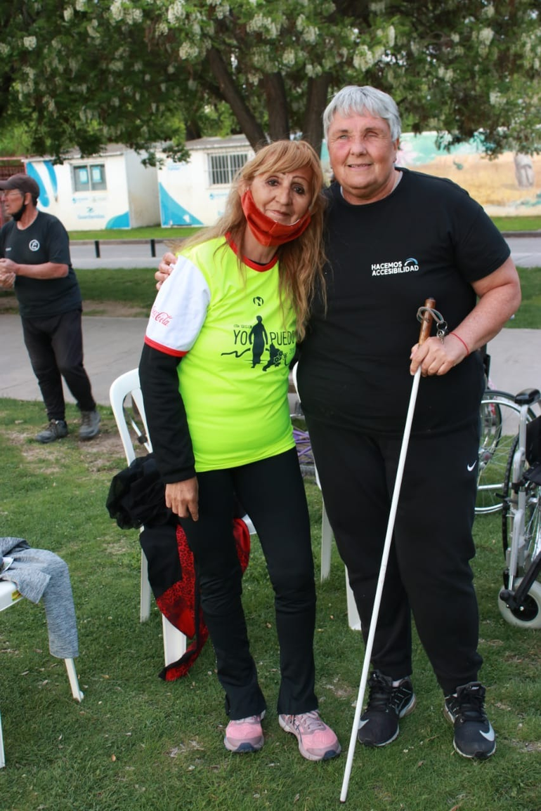 La atleta masters Susana Morales, junto a uno de los participantes del encuentro.